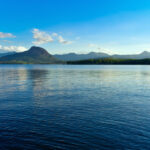 Sous le ciel d’azur de l’Afrique des Grands Lacs, S’étend le Tanganyika, miroir profond de la vie, Où les vagues dansent en éclats d’argent,
